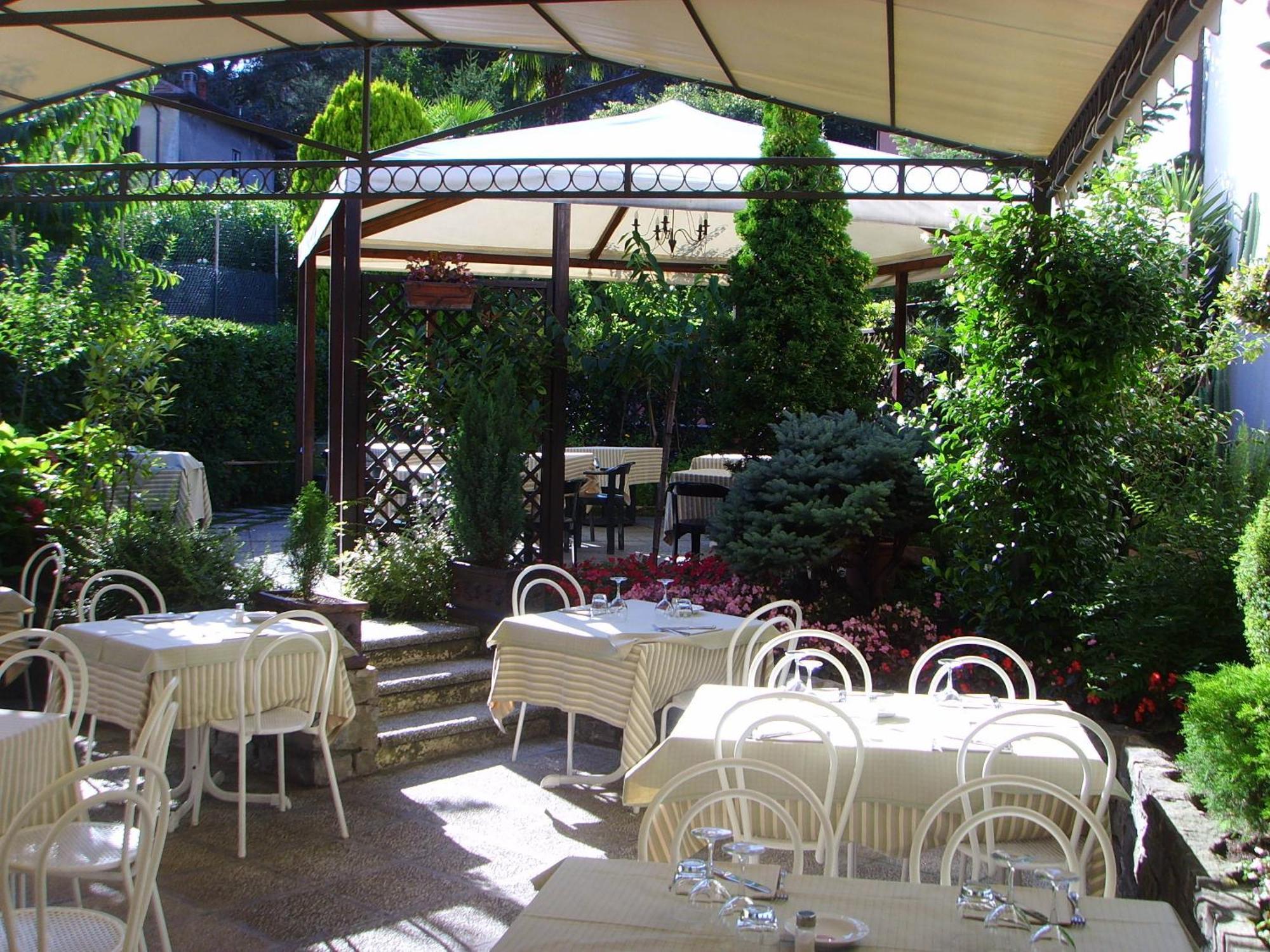 Albergo Giardino เชอร์นอบบิโอ ภายนอก รูปภาพ