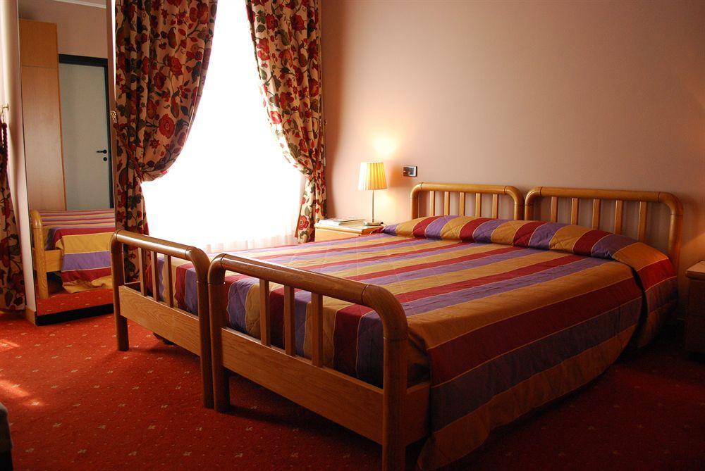 Albergo Giardino เชอร์นอบบิโอ ภายนอก รูปภาพ
