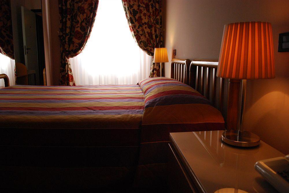 Albergo Giardino เชอร์นอบบิโอ ภายนอก รูปภาพ