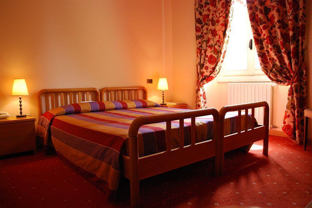 Albergo Giardino เชอร์นอบบิโอ ภายนอก รูปภาพ