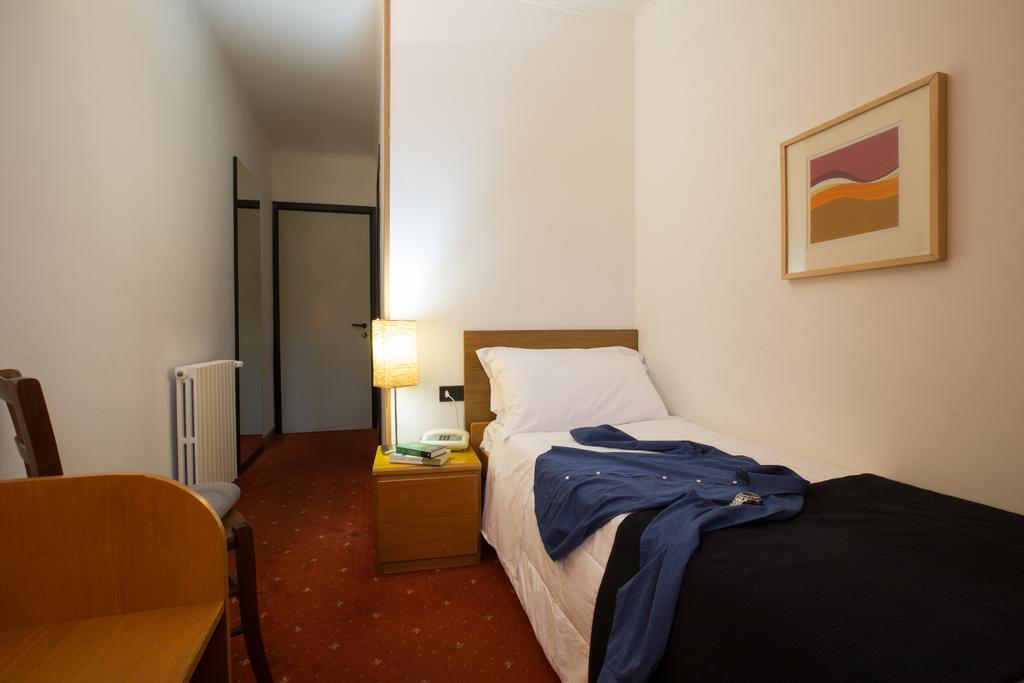 Albergo Giardino เชอร์นอบบิโอ ภายนอก รูปภาพ
