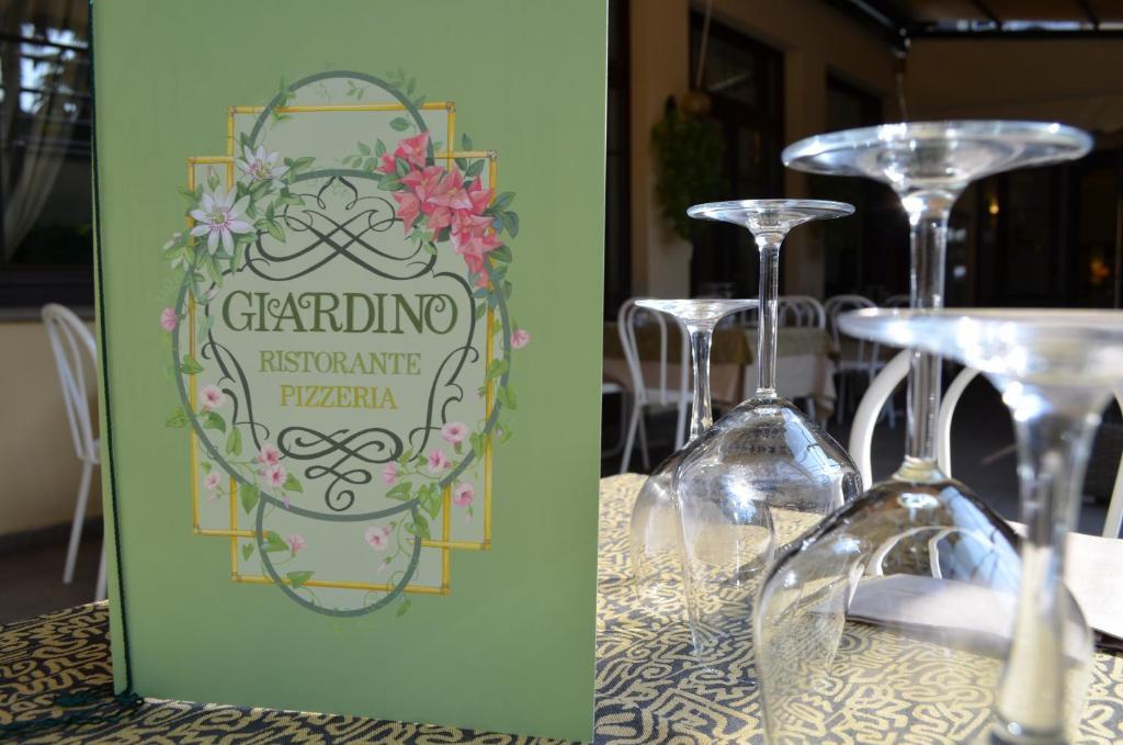 Albergo Giardino เชอร์นอบบิโอ ภายนอก รูปภาพ