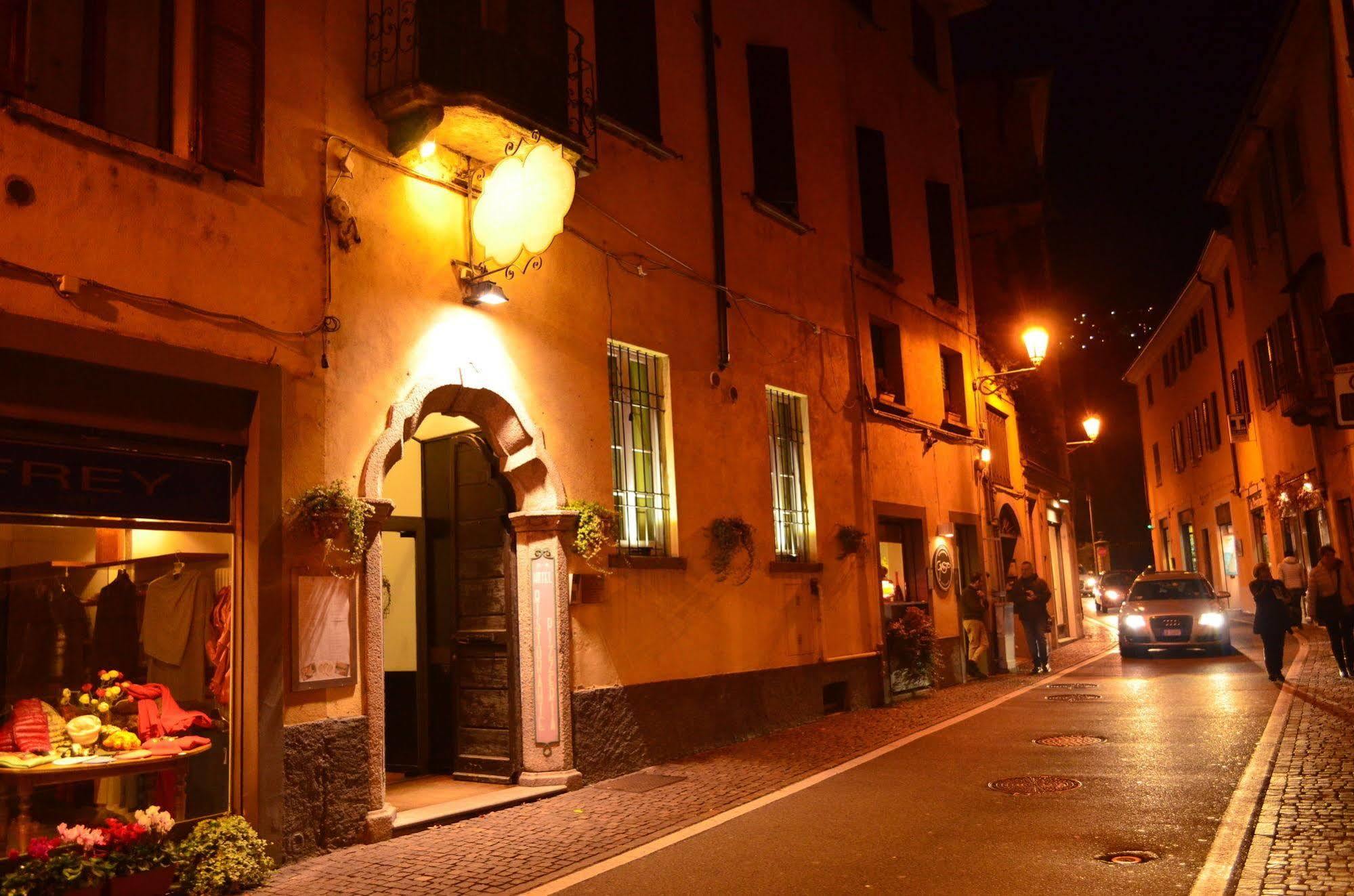 Albergo Giardino เชอร์นอบบิโอ ภายนอก รูปภาพ
