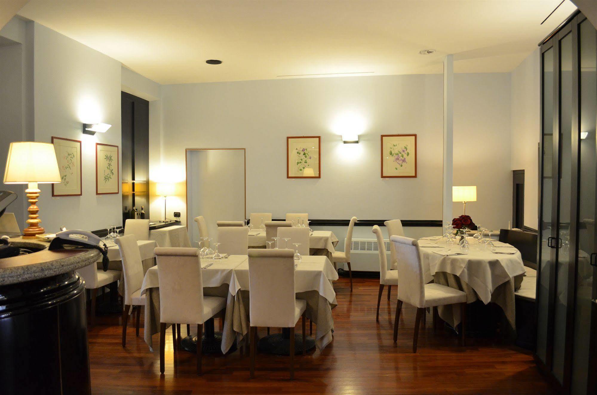 Albergo Giardino เชอร์นอบบิโอ ภายนอก รูปภาพ