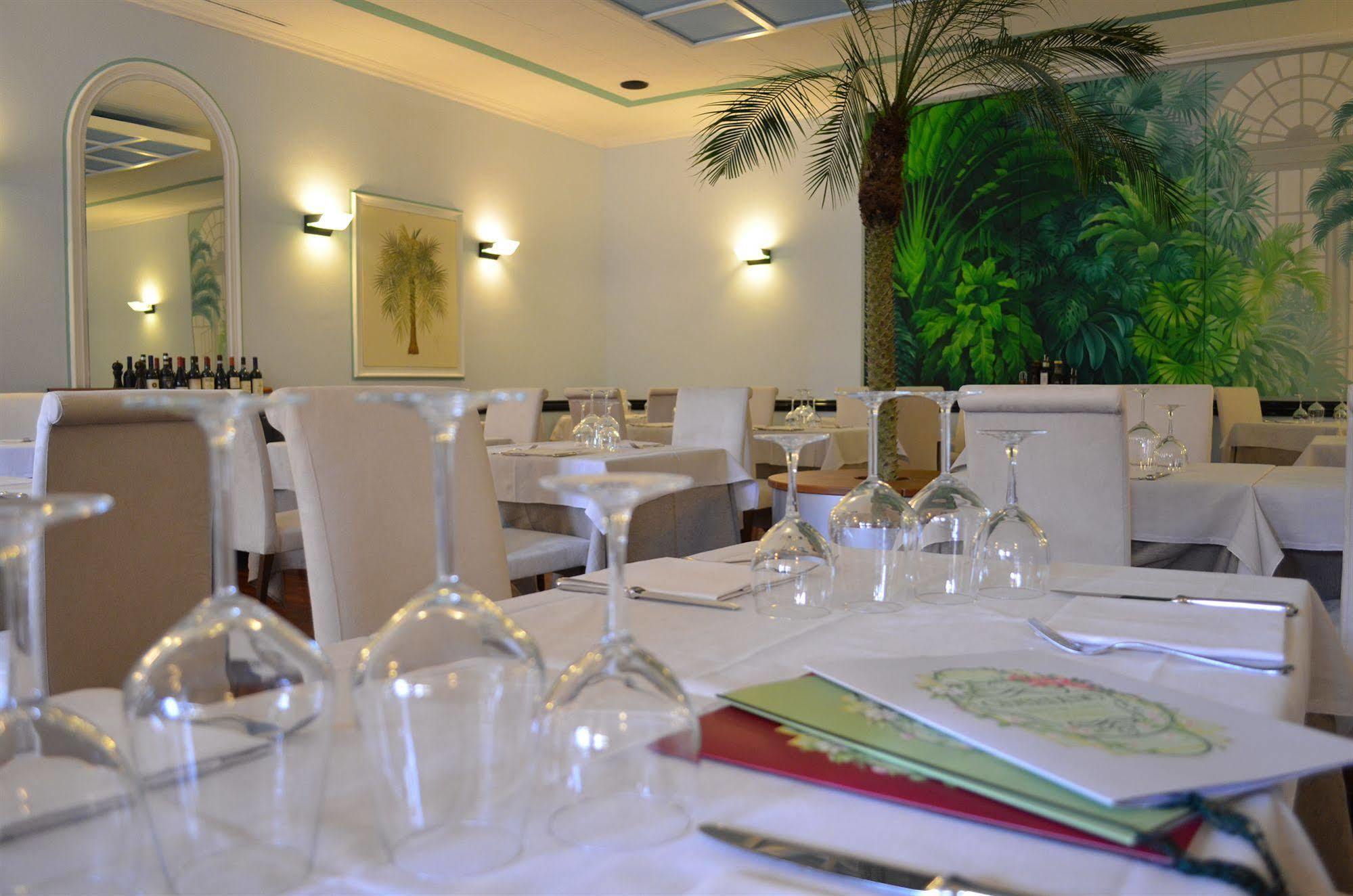 Albergo Giardino เชอร์นอบบิโอ ภายนอก รูปภาพ