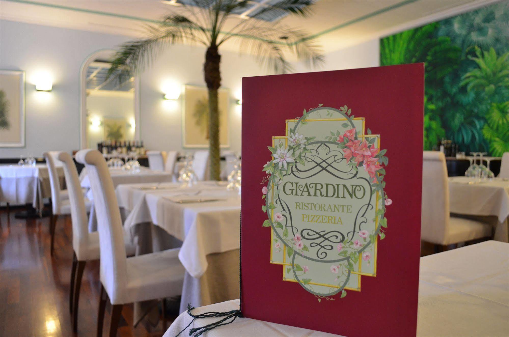 Albergo Giardino เชอร์นอบบิโอ ภายนอก รูปภาพ