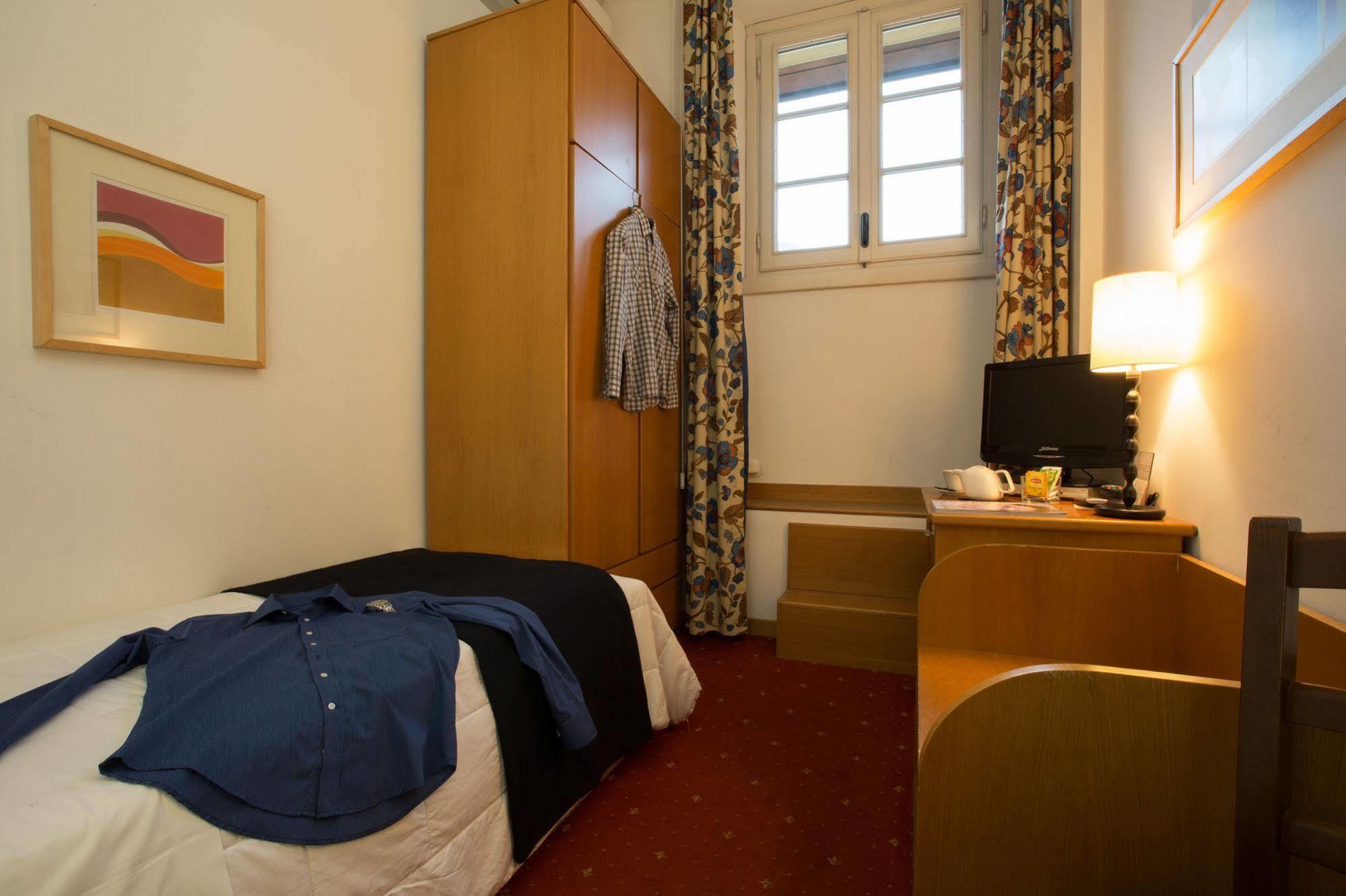 Albergo Giardino เชอร์นอบบิโอ ภายนอก รูปภาพ