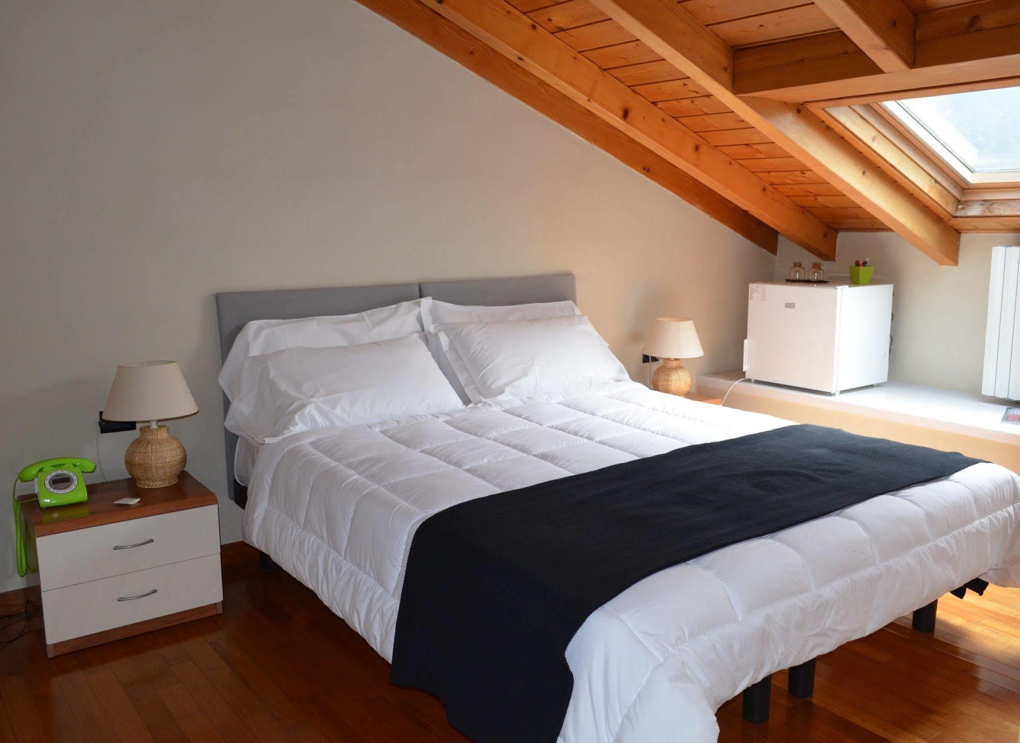 Albergo Giardino เชอร์นอบบิโอ ภายนอก รูปภาพ