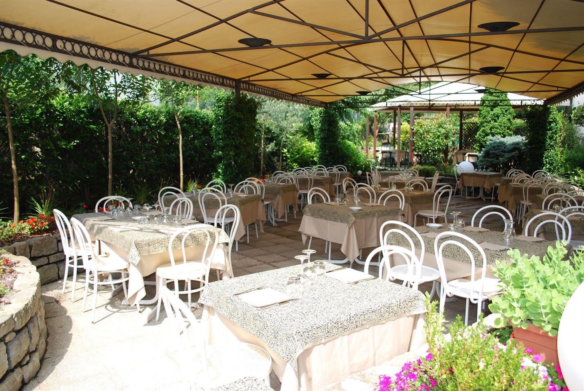 Albergo Giardino เชอร์นอบบิโอ ภายนอก รูปภาพ