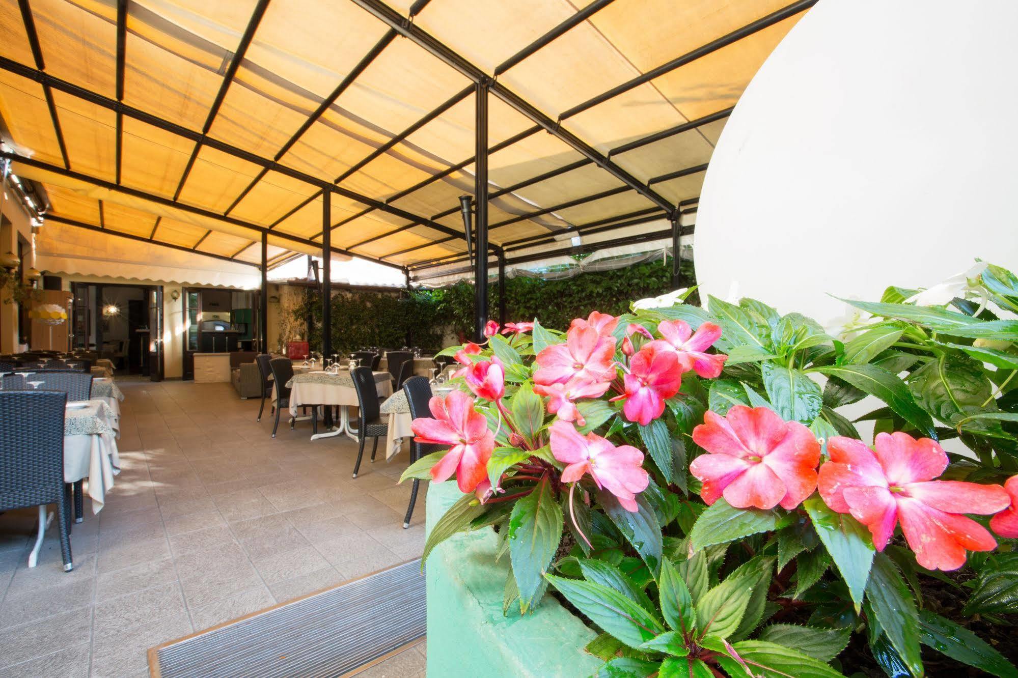 Albergo Giardino เชอร์นอบบิโอ ภายนอก รูปภาพ