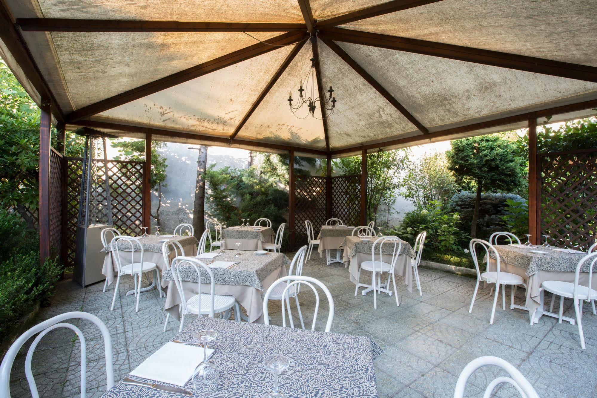 Albergo Giardino เชอร์นอบบิโอ ภายนอก รูปภาพ