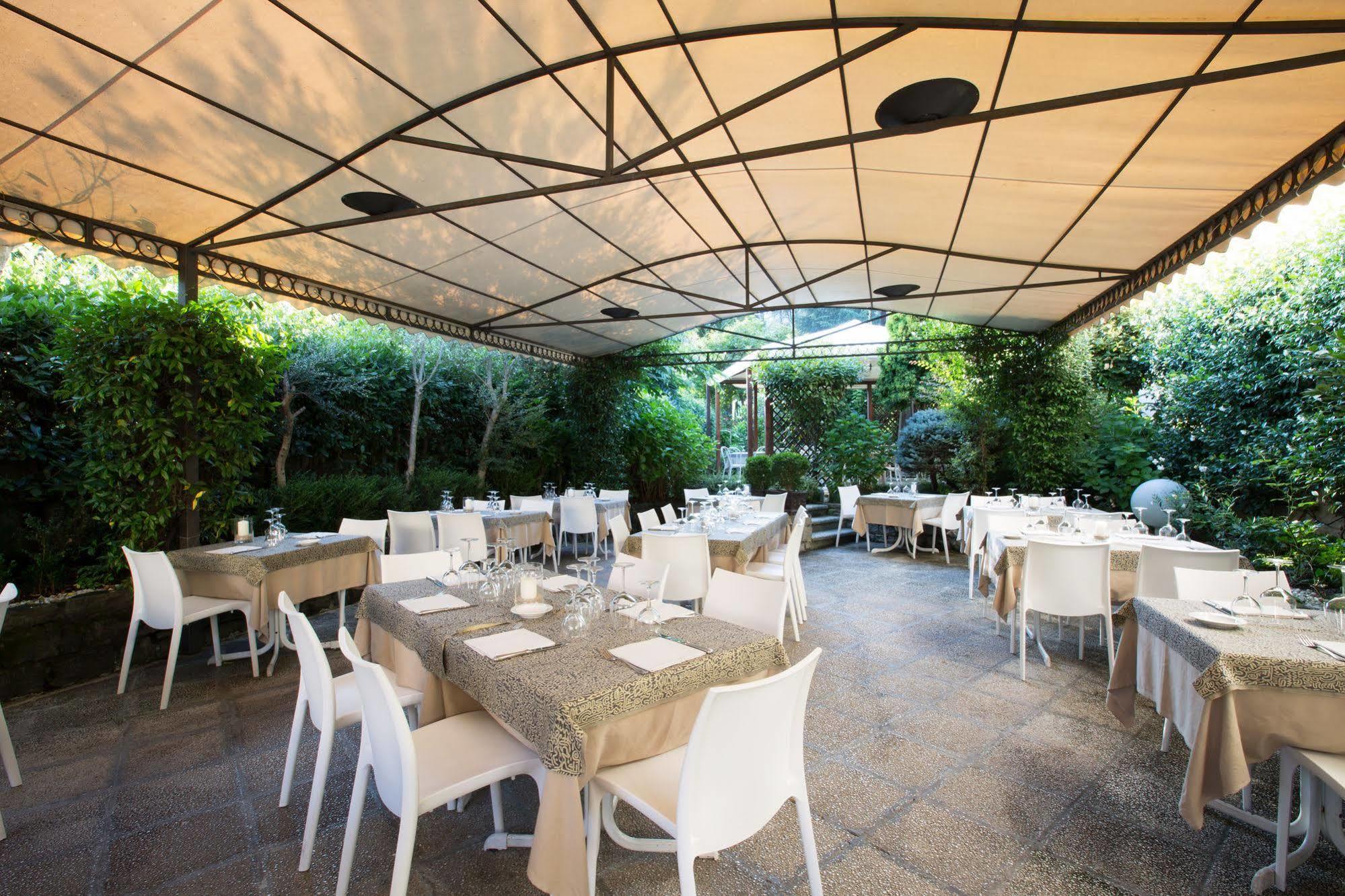 Albergo Giardino เชอร์นอบบิโอ ภายนอก รูปภาพ