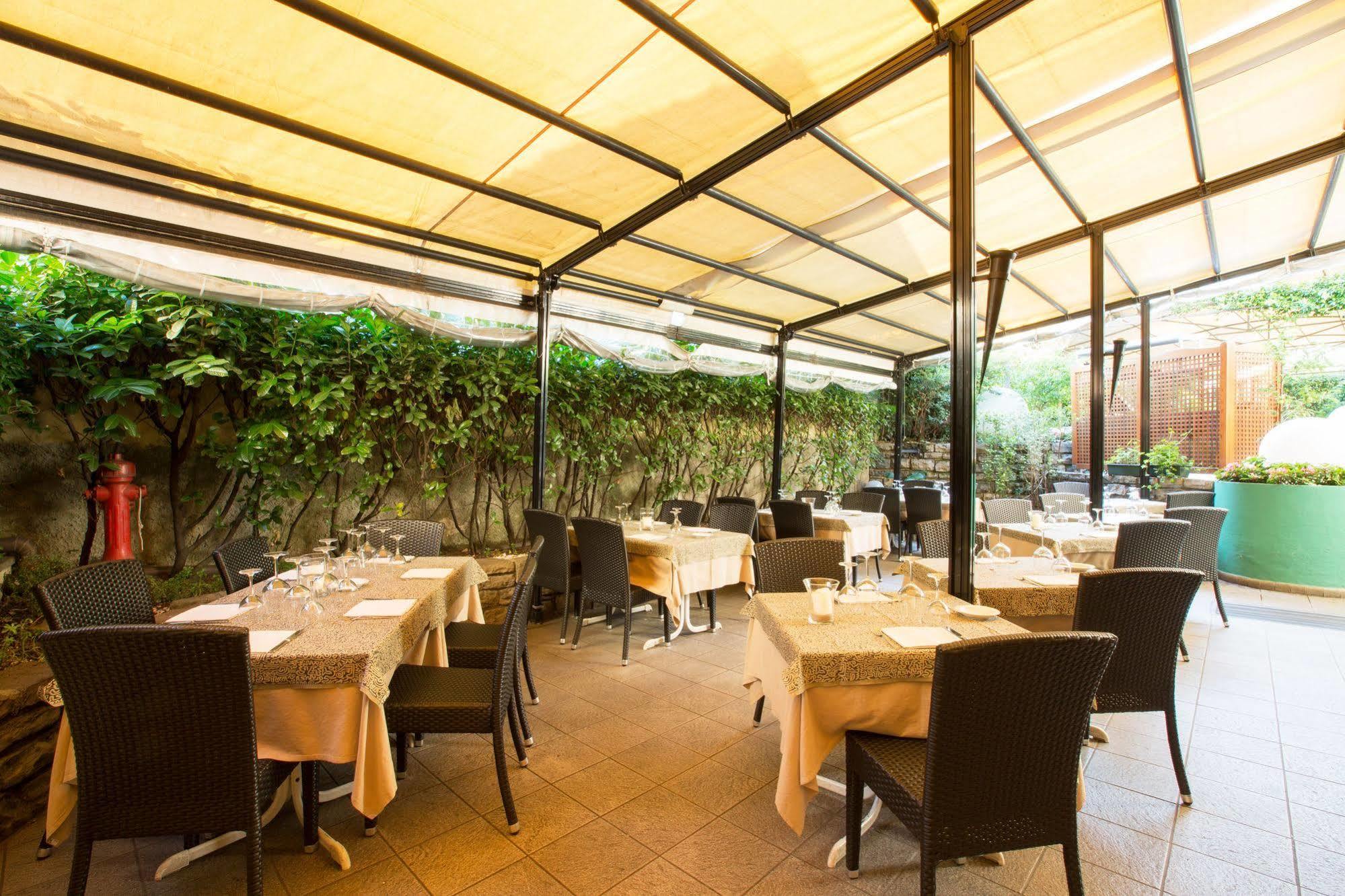 Albergo Giardino เชอร์นอบบิโอ ภายนอก รูปภาพ
