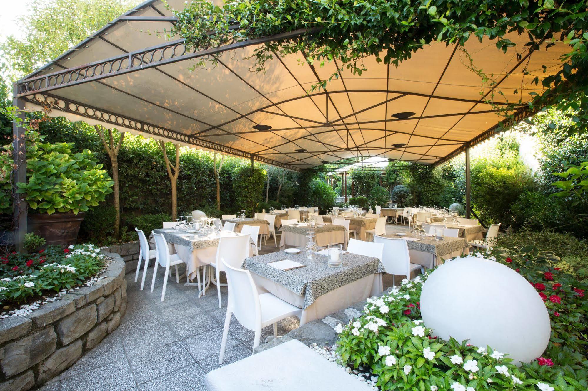 Albergo Giardino เชอร์นอบบิโอ ภายนอก รูปภาพ