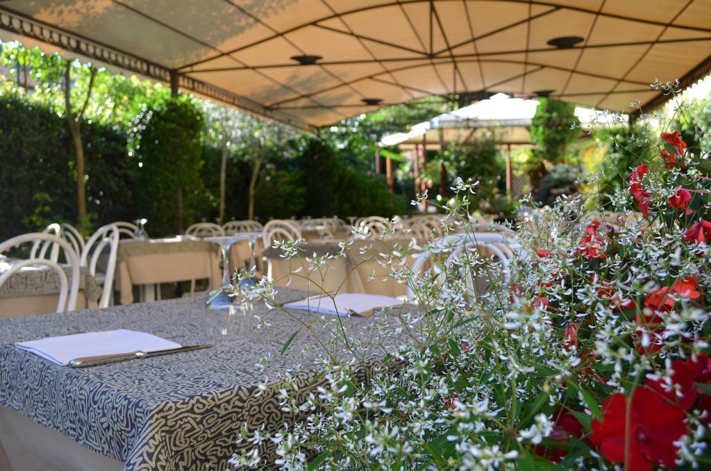 Albergo Giardino เชอร์นอบบิโอ ภายนอก รูปภาพ